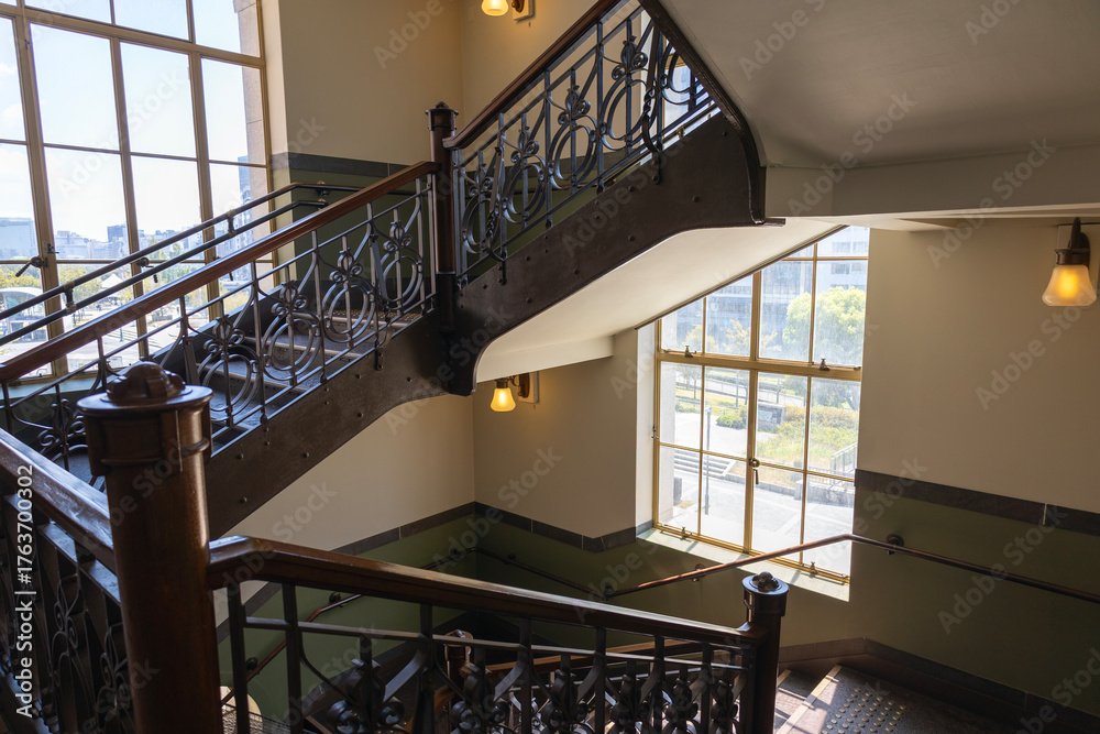 Obraz premium 大阪市中央公会堂の木製のレトロな窓(2025年8月撮影)