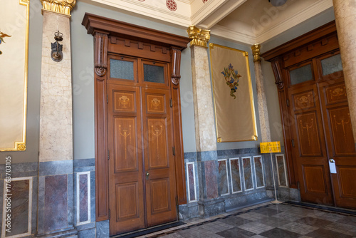 大阪市中央公会堂の木製のレトロな扉（2025年8月撮影）