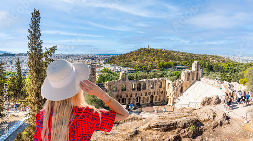 Tableau sur toile Young female tourist overlooking the ancient odeon of herodes atticus and lycabe