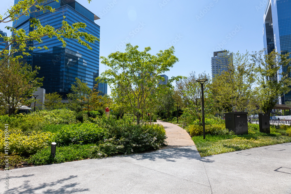 Fototapeta premium 青空と高層ビルとグラングリーン大阪(2025年8月撮影)