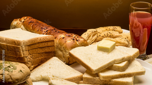 Foto A warm and appetizing food setup featuring slices of white bread topped with but