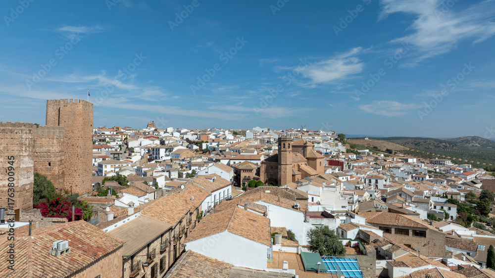 Obraz premium Vista del municipio de Baños de la Encina y su castillo, Andalucía