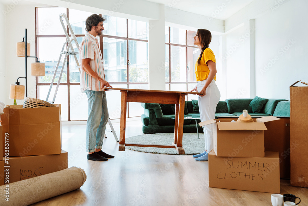 Ταπετσαρία Happy young couple relocating in a new apartment