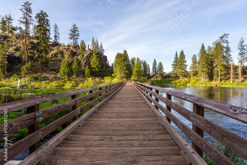 Foto Wooden bridge over Deschutes River in Central Oregon