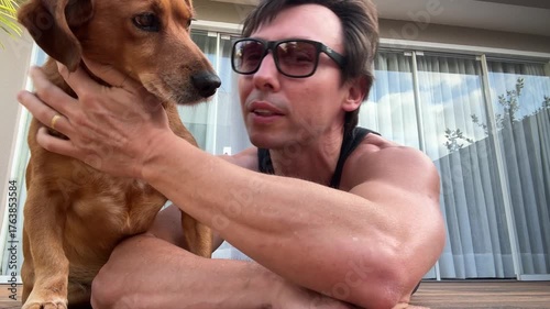 homem junto com cachorro caramelo 