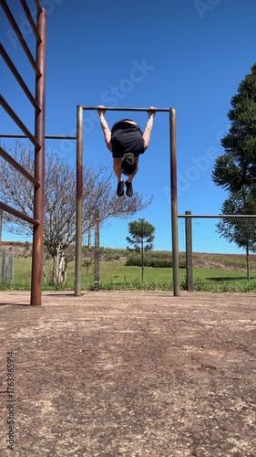 homem pratica exercícios em barras no parque 