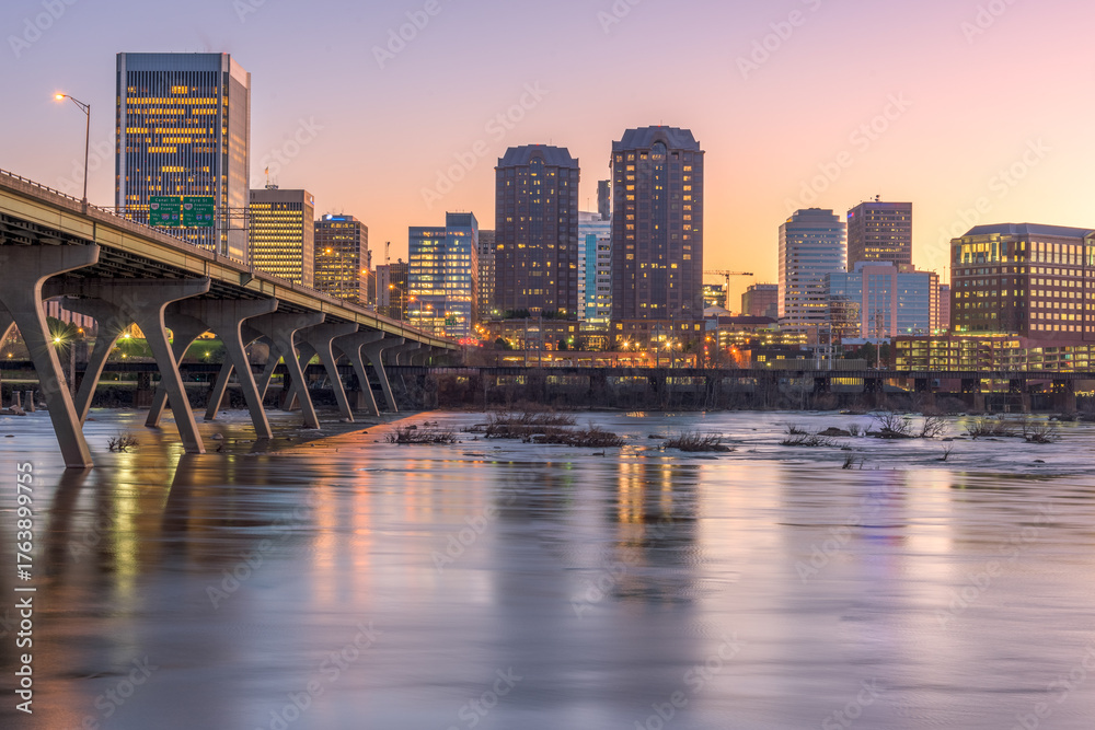 Naklejka premium Richmond, Virginia, USA Downtown Skyline on the James River 390