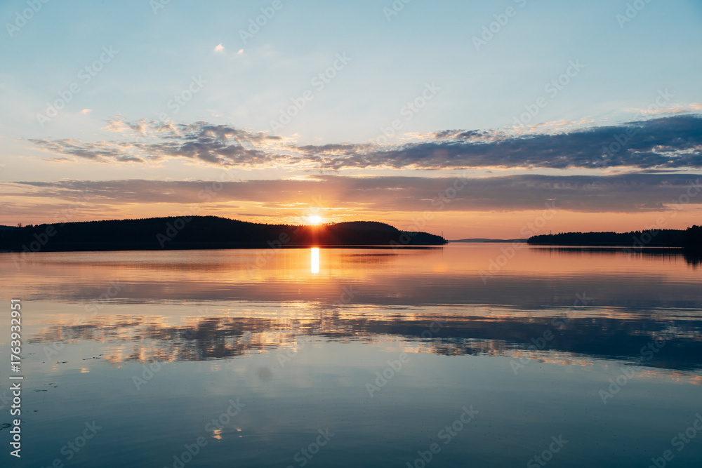 Naklejka premium Colorful sunset over a calm lake