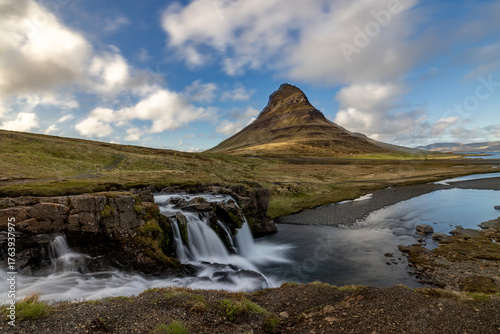 Fototapeta Naklejka Na Ścianę i Meble -  Kirkjufell with waterfall
