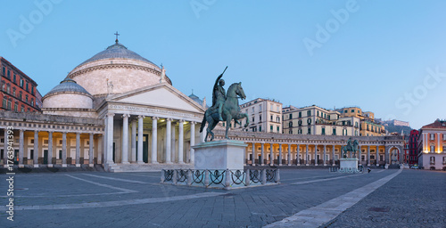 Fotografie Neaples - The Basilica Reale Pontificia San Francesco da Paola and monument to Charles VII of Naples  - Piazza del Plebiscito square at the morning dusk