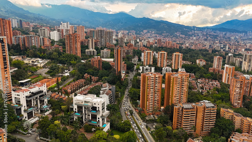 Naklejka premium Foto aérea, tomada en el sector de El Poblado, en Medellín, Colombia.