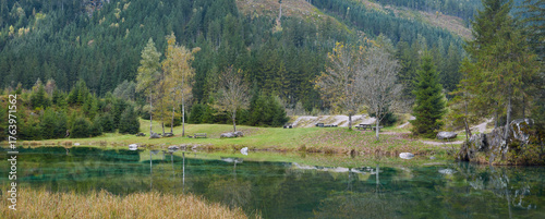 Blick auf den Blausee im Obersulzbachtal in den österreichischen Alpen, mit schöner Spiegelung. 