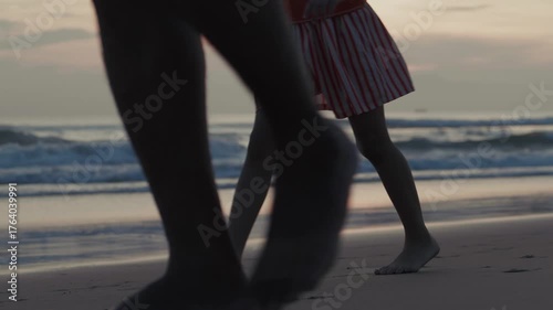 早朝の海で戯れる人々