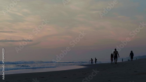 早朝の海で戯れる人々