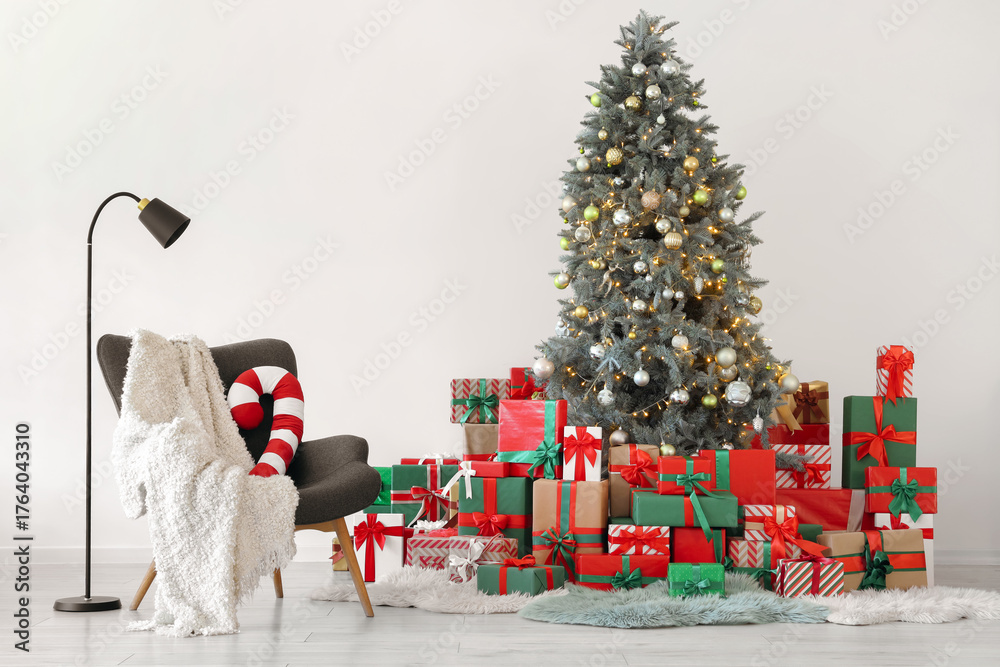 Obraz premium Interior of light room with Christmas tree, presents and armchair