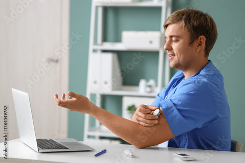 Male doctor with glucose se...