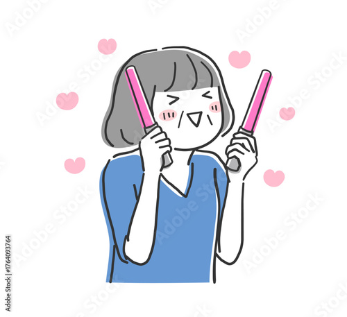 ペンライトを持って推し活を楽しむ年配女性のイラスト素材