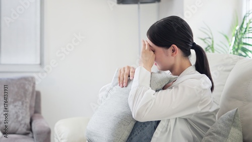 Foto 悲しくて泣くアジア人女性