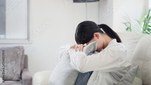 Fotografie 悲しくて泣くアジア人女性