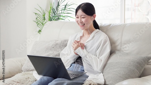 笑顔でビデオ通話をするアジア人女性