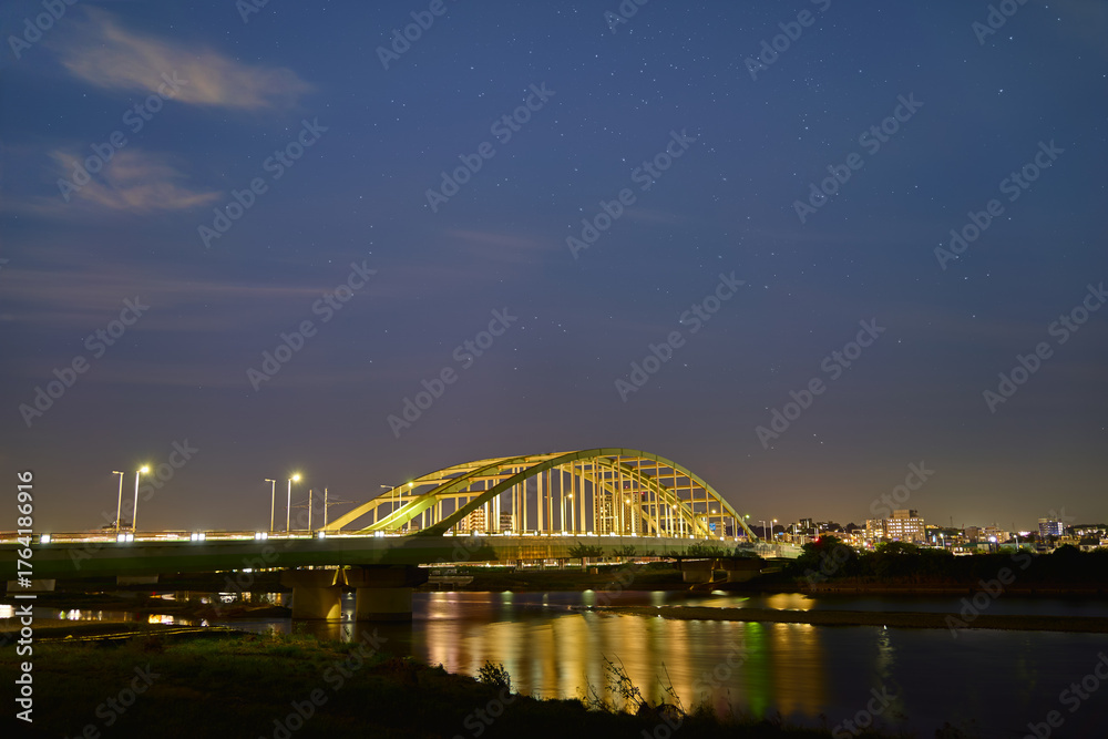Fototapeta premium 秋の南西側の星空と神奈川県川崎市多摩区登戸新町と多摩水道橋方面を見る