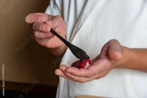 鮨に醤油を塗る