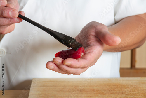 鮨に醤油を塗る