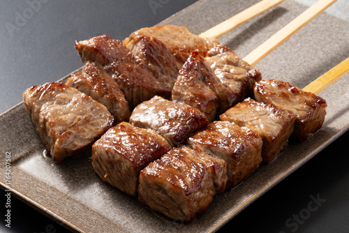 ［国産牛］牛もも肉串（トモサンカク）
