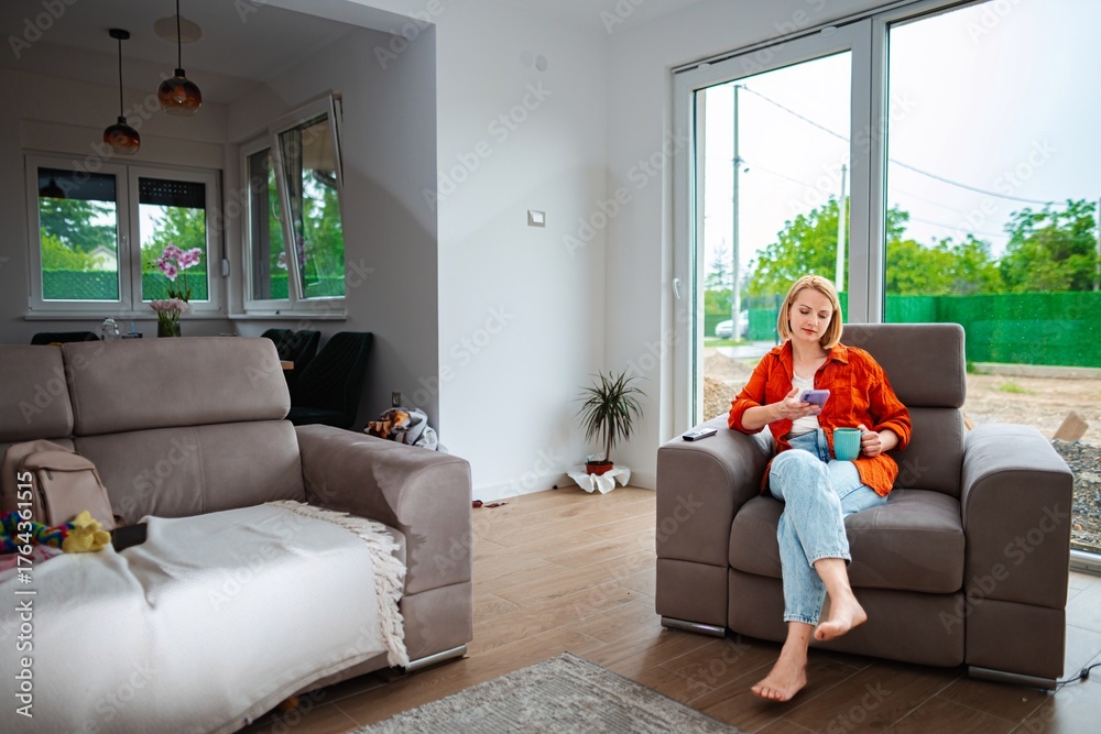 Obraz premium Relaxing afternoon in a bright modern living room