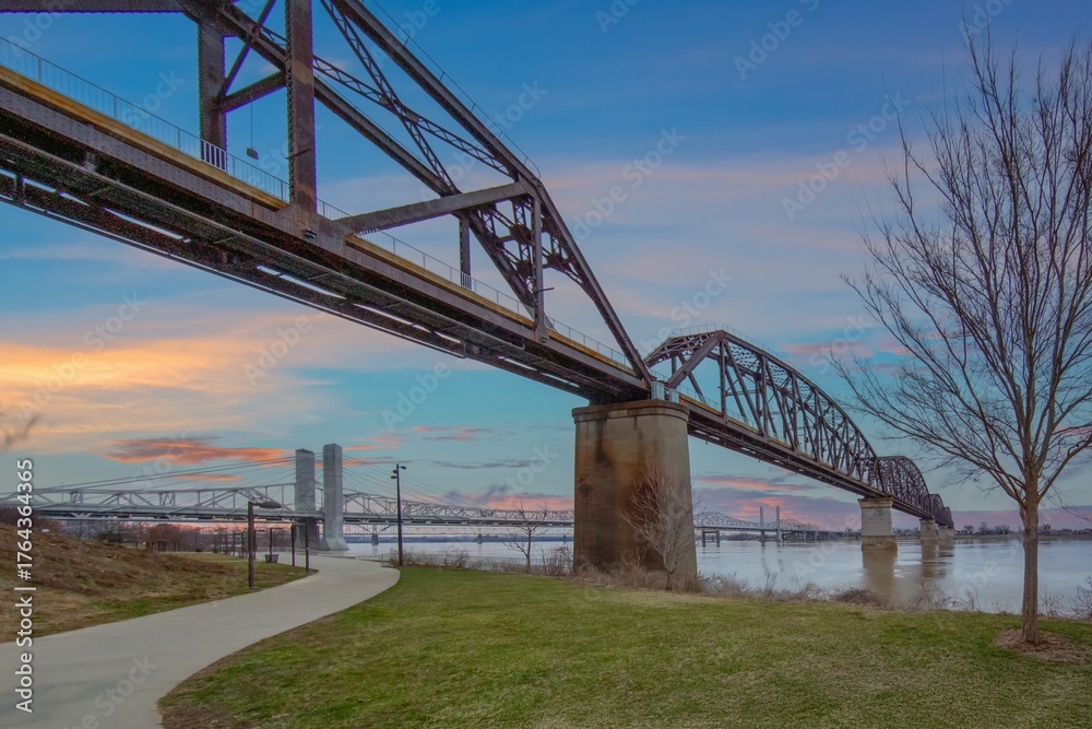 Obraz premium Cable and steel bridges over the Ohio River in Louisville Kentucky