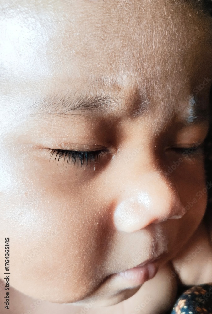 Obraz premium A captured moment of serene slumber, a close-up portrait of a newborn baby's peaceful and innocent face with closed eyes