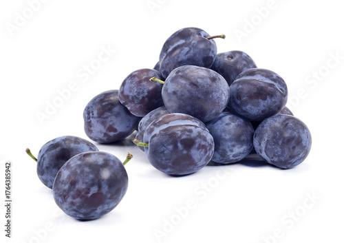 Świeże śliwki na białym tle