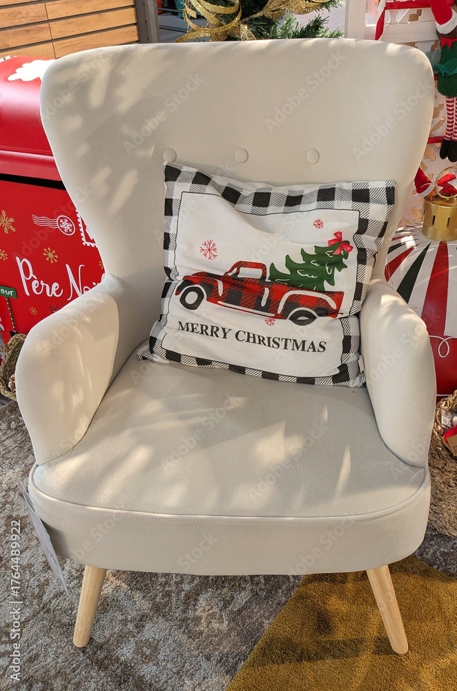 Obraz premium Sillón con cojín de Navidad en comercio