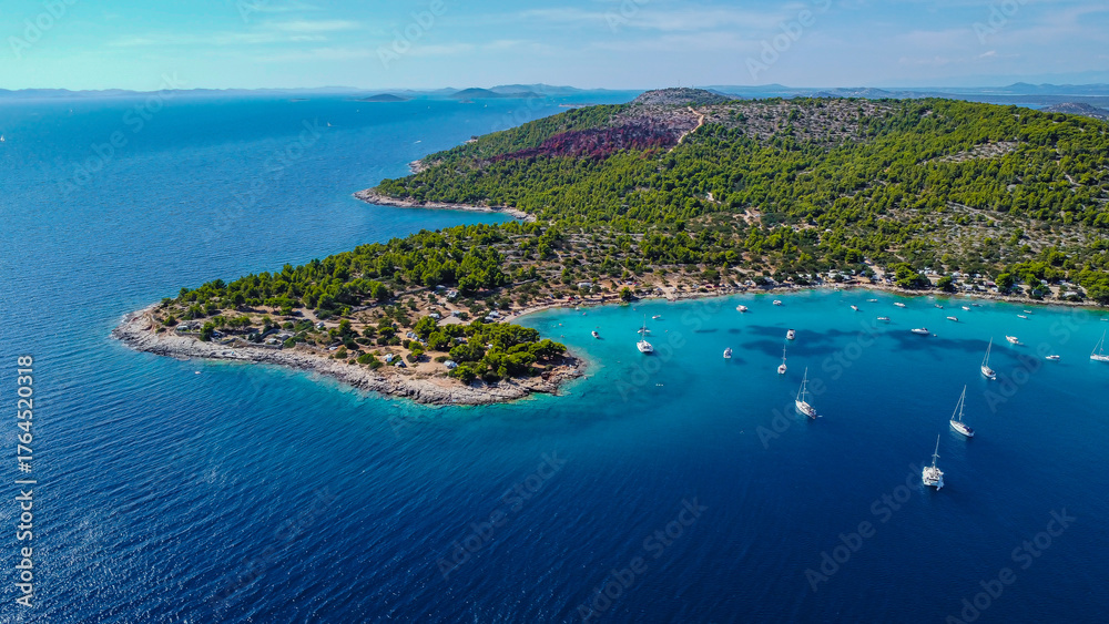 Obraz premium Drone photography showing island, boats and clear sea