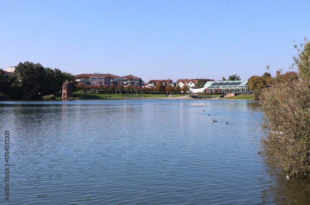 Fototapeta premium Herbstlandschaft im Seepark in Freiburg