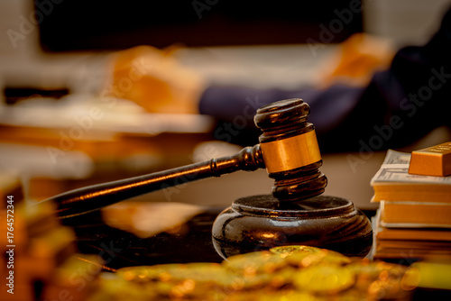 Foto Regulatory oversight meets tangible assets: A powerful gold standard is visually reinforced as a significant Support Level, awaiting the next Fed decision amidst ongoing Central Bank Buying