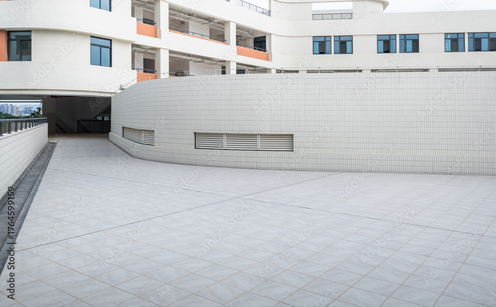 Naklejka premium Empty road by the school building