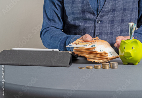 Mann mit viel Geld in der Hand