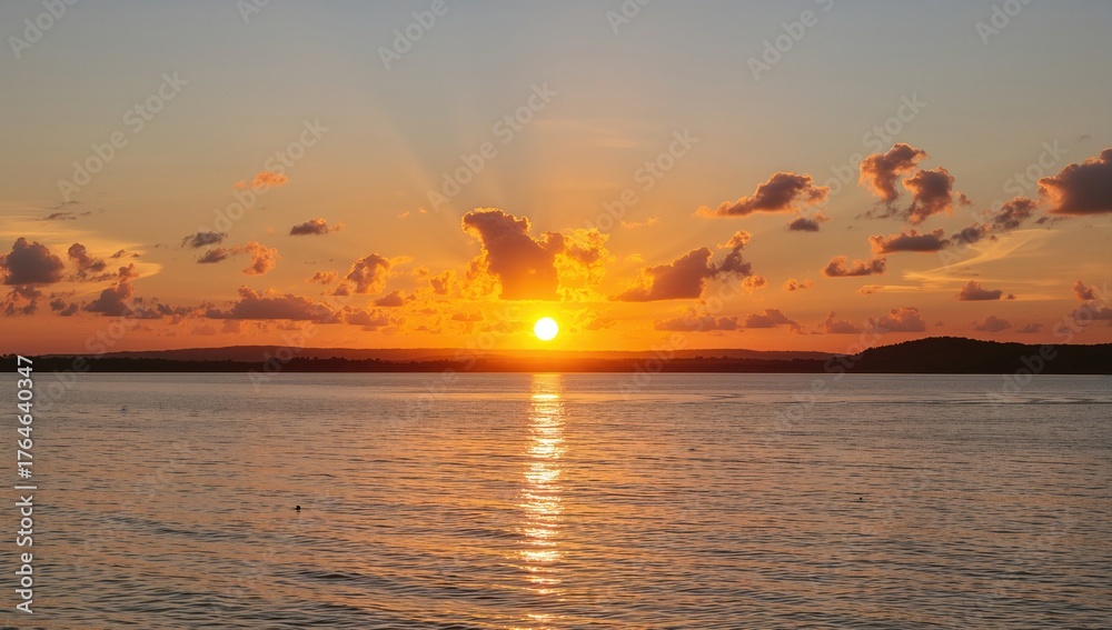 Naklejka premium Sunset dipping below the horizon line