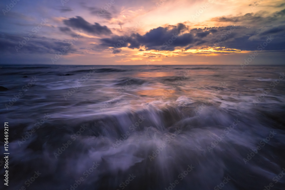 Obraz premium sunset over the sea