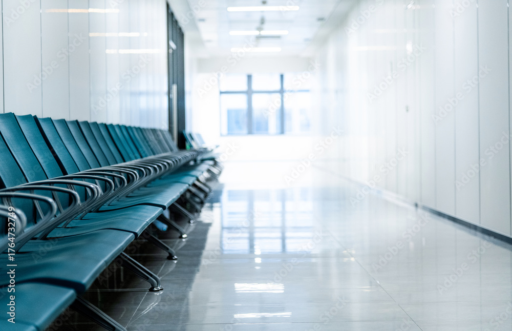 Naklejka premium Chairs in the modern hospital hallway