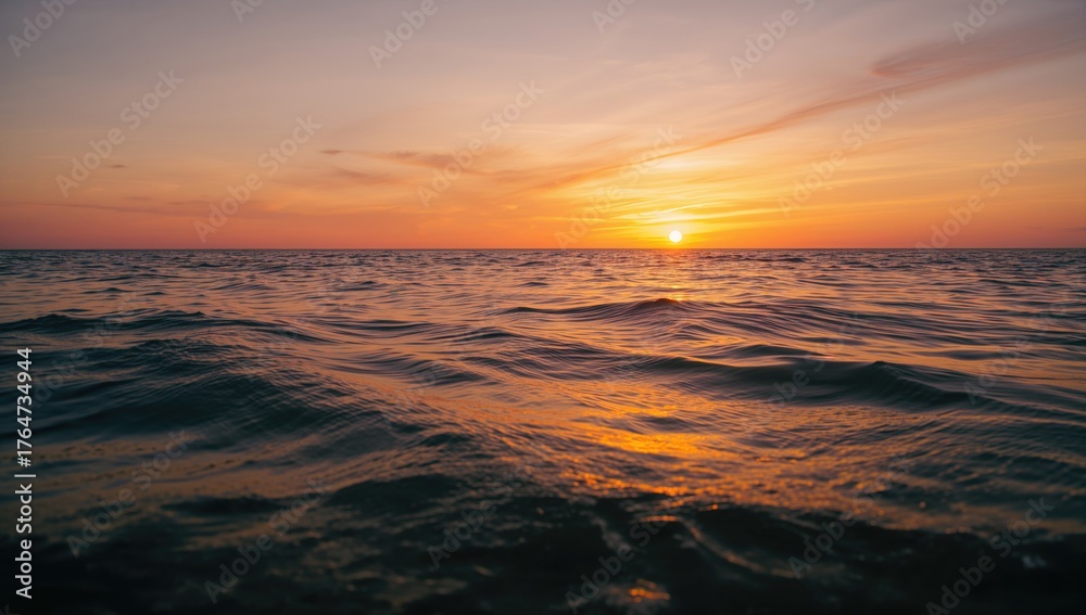Obraz premium Evening glow over the ocean horizon with sunlight and sunset hues