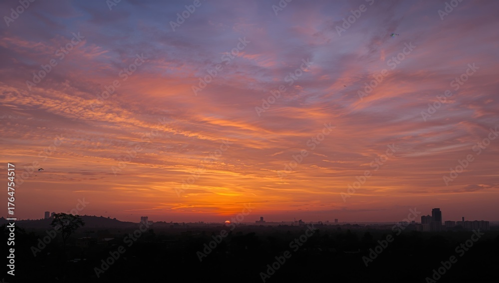 Obraz premium Evening Glow Over the City