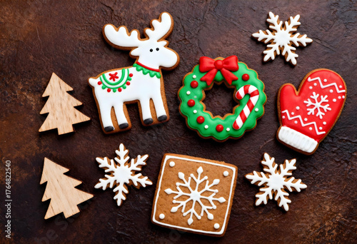 갈색판 위에 리스모양 쿠키와 눈송이 모양, 루돌프 모양의 틀로 만든 크리스마스 쿠키