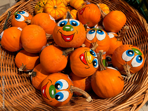Bemalte Kürbisse mit Gesichter