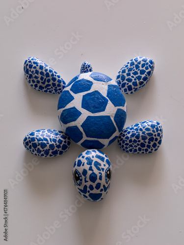 3.1 Photograph of a sea turtle painted on rocks. Initial position