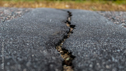 Fotografie closeup low-angle view of a crack running down the center of an asphalt road or path
