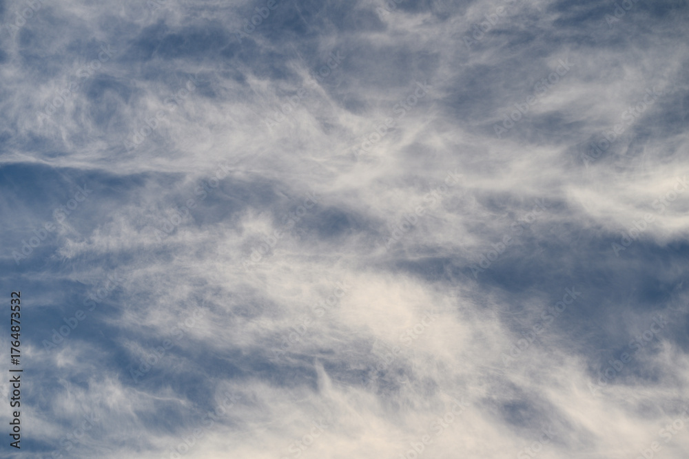 Obraz premium Serene and Beautiful Cloud Patterns in a Bright Blue Sky Creating a Calming Atmosphere
