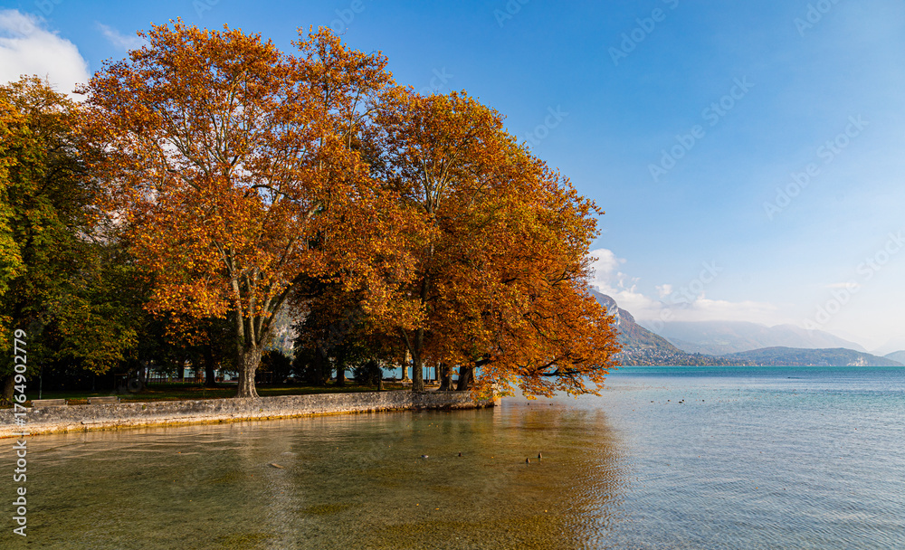 Obraz premium Couleurs d'Automne autour du Lac d'Annecy, Haute-Savoie, Frnce, Europe