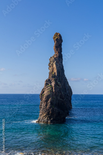 „Küstenlandschaft mit Meer – ruhige natürliche Szenerie“ Madeira